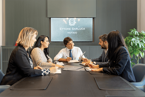 Il notaio e i collaboratori con i clienti in sala riunioni
